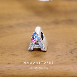 Colgante con inicial hecho a mano compatible con Pandora en plata de ley con forma de letra A y dije de mariposa