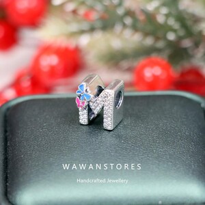 Abalorio de plata de ley compatible con Pandora con letra M y dije de mariposa, joyería DIY para collar, pulsera, idea de regalo personalizada