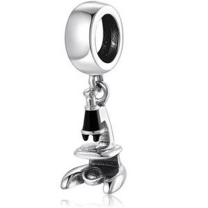 Op de afbeelding: Een zilverkleurige bedel met een microscoopontwerp. De bedel heeft een ronde bovenkant met een groot gat voor een armband of ketting. De microscoop heeft een zwart oculair en een gedetailleerde basis.