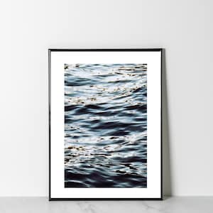 Ondas de agua iluminadas por el sol: Arte mural minimalista del océano / Naturaleza abstracta azul imprimible
