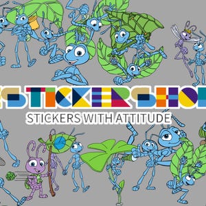 Op de afbeelding: Een verzameling cartoon mieren stickers in verschillende poses, met groene bladeren en bloemen. De tekst "THE STICKER SHOPPE" en "STICKERS WITH ATTITUDE" wordt weergegeven in kleurrijke blokletters op een grijze achtergrond.