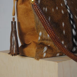 axis Deer Skin mit Fell auf und Umhängetasche aus Anilinleder Bild 6