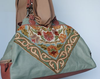 Reisetasche aus Leder mit gestickter Verzierung “Himallay”