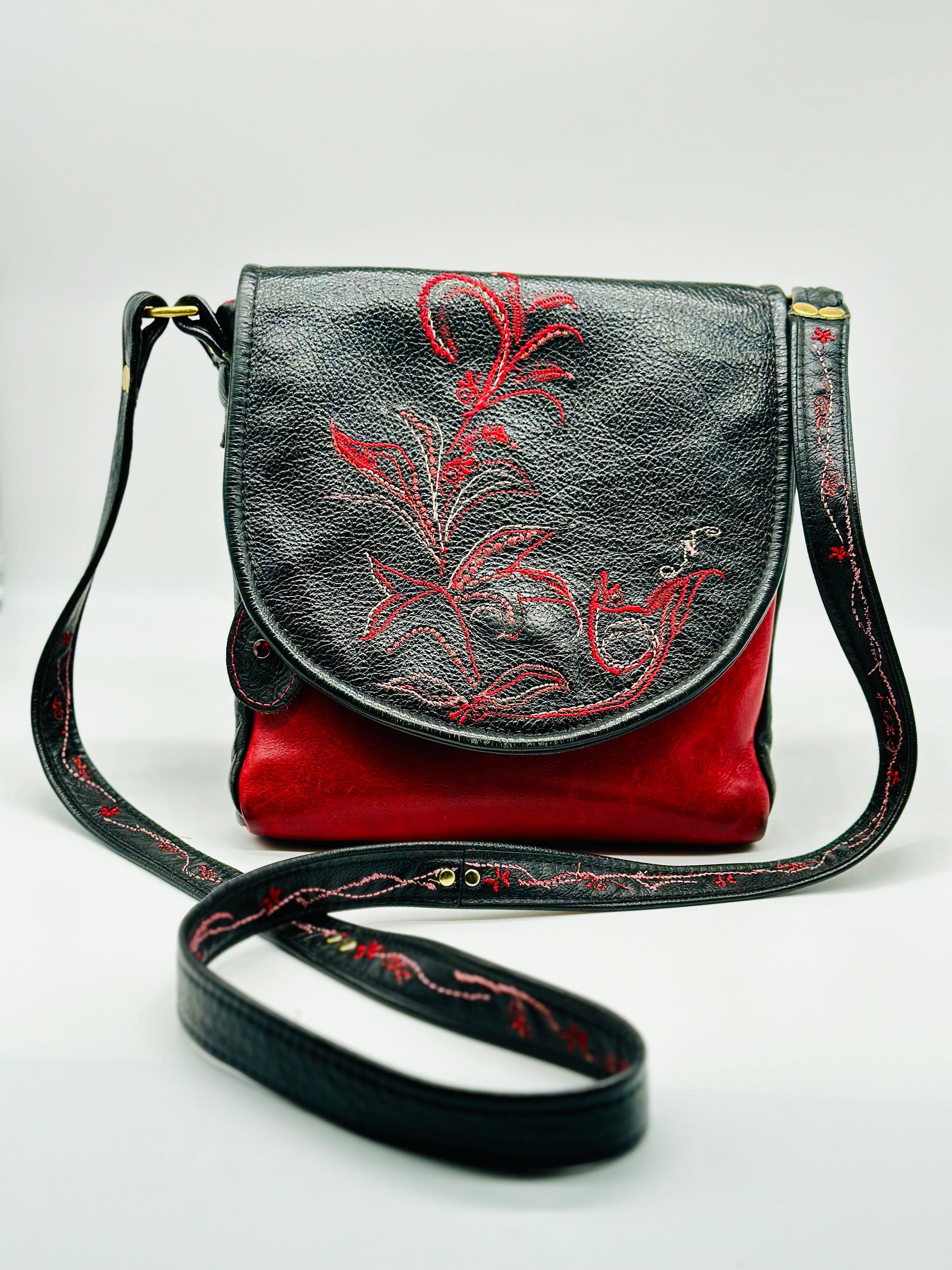 Red and Black Embroidered Women\'s Bag Thirty One Skirt Purse Bag - Black Faux Leather Trim Red  main image 3
