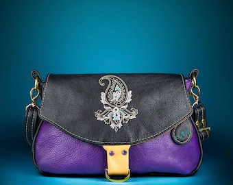 Bolsa transversal de couro feita à mão • Aba bordada com estampa paisley, roxo-petróleo