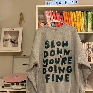 Cuello redondo bordado a mano: baja el ritmo, lo estás haciendo bien