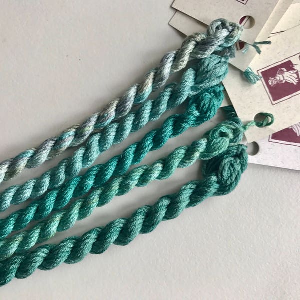 Échantillonneur de broderie, Échantillonneur sarcelle. Soie teinte à la main, fil de soie, couleurs Silk N, ensemble de couleurs Bay Teal par The ThreadGatherer