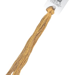 Könnte beinhalten: Ein Knäuel goldfarbener Stickgarn mit einem weißen Etikett, auf dem "SILK 'N COLORS™" steht.