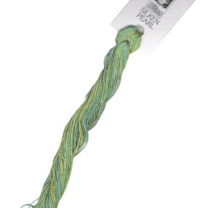 Könnte beinhalten: Ein Knäuel grüner und gelber Stickgarn mit einem weißen Etikett, auf dem "Thea Gouverneur Silken Pearl" steht.
