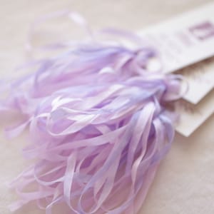 Cintas de seda de 4 mm y 7 mm de The ThreadGatherer. SR 120Lilac Arbor.