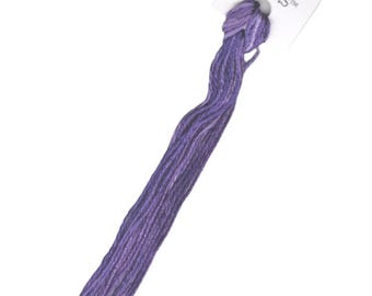 Può includere: Un gomitolo di filo da ricamo viola con un'etichetta bianca che recita "Thea Gouverneur Silk 'n Colors TM".