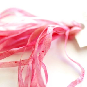 Rubans de soie 4 mm et 7 mm par The ThreadGatherer. SR4 108 Fraises de Sophie