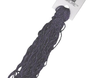 Può includere: Un'bobina di filo da ricamo di colore viola scuro con un luccichio argentato, etichettata "Labrume™".
