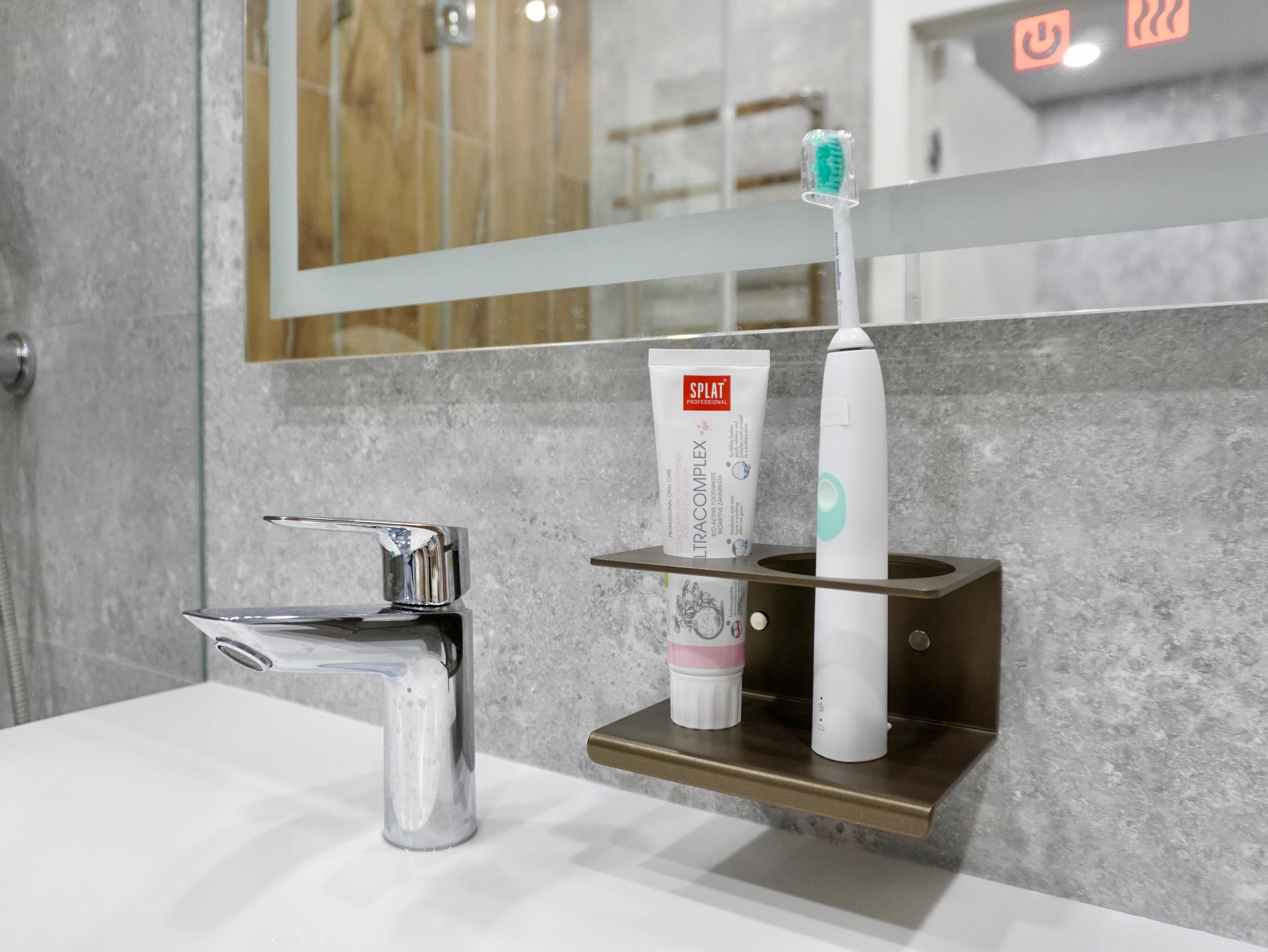 Amazon｜Linkidea 歯ブラシホルダーバスルームシャワー壁用に取り付けられた粘着壁、シェーバーかみそりホルダーハンガー、電気/バッテリー 歯ブラシと歯磨き粉オーガナイザー、ドリルや釘は必要ありません(黒)｜歯ブラシスタンド - ホーム＆キッチン オンライン通販 ... ゴールド歯ブラシホルダーシェルフバスルーム、壁掛け収納歯磨き粉セットシェーバーオーガナイザーホルダー(A)