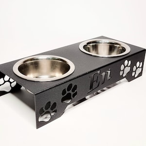 パーソナライズされた高さのあるペットボウルスタンド：モダンな金属製の猫と犬用フィーダー