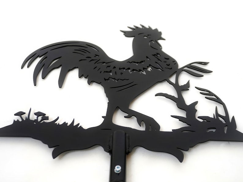 Pode incluir: Silhueta de metal preto de um galo em p&eacute; em um galho com um design detalhado. O galo est&aacute; virado para a direita e tem uma cauda longa. A silhueta &eacute; montada em uma haste de metal preto.