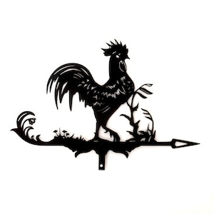 Pode incluir: Catavento de metal preto em forma de galo com uma silhueta detalhada de um galo em p&eacute; em um galho com folhas. O catavento tem uma flecha pontiaguda na ponta.