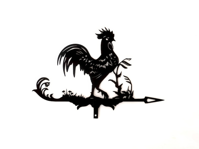 Pode incluir: Catavento de metal preto em forma de galo com uma silhueta detalhada de um galo em p&eacute; em um galho com folhas. O catavento tem uma flecha pontiaguda na ponta.