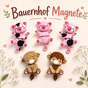 Könnte beinhalten: Fünf kleine Tiermagnete bestehend aus drei rosa Schweinen mit schwarzen Flecken und zwei braunen Hochlandrindern mit weißen Hörnern. Die Schweine haben geringelte Schwänze und die Rinder haben strukturiertes Fell. Text: Bauernhof Magnete.