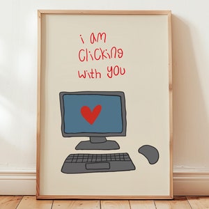 Könnte beinhalten: Ein beigefarbener gerahmter Druck mit einer handgezeichneten Illustration eines Computers mit einem roten Herzen auf dem Bildschirm. Der Text "i am clicking with you" ist in Rot über dem Computer geschrieben.