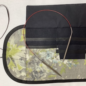 Estuche pequeño para agujas circulares con capacidad para 3 a 9 agujas y bolsillo para accesorios.