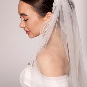 Elegant Wedding veil with pearl trim. This single-tier veil is decorated with high-quality pearls of various sizes . image 3