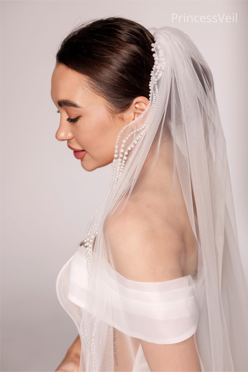 Elegant Wedding veil with pearl trim. This single-tier veil is decorated with high-quality pearls of various sizes . image 3