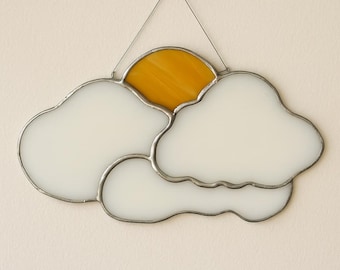 Atrapasueños de nubes y sol con vitrales: arte caprichoso para ventanas hecho a mano