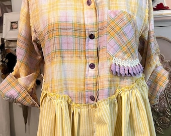 Blusa reciclada de primavera/verano a cuadros, estilo boho romántico desgastado.