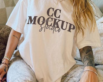 Mockup di t-shirt bianca Comfort Colors 1717, stile boho, modello reale, Pet Brands, CC1717 T-shirt bianca (download digitale)