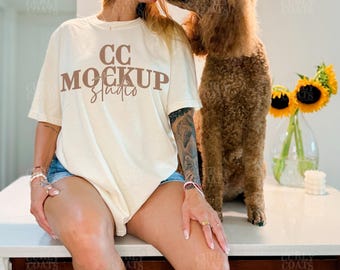 Maqueta de camiseta para perro Comfort Colors / Camiseta marfil CC1717, modelo femenino / Camiseta para perro caniche, estilo de vida / Maqueta de camiseta para perro de estilo de vida de modelo real