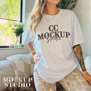 Comfort Colors 1717 Chambray Shirt Mockup, übergroßes hellblaues T-Shirt Mockup mit Hund, Boho Cozy Style für Pet Brands, Real Model Mockups