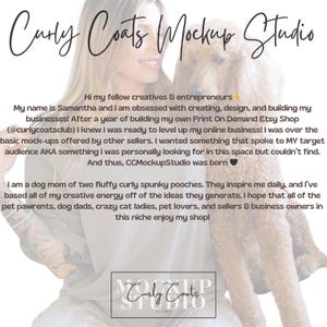 Puede incluir: Una mujer posa con dos perros esponjosos para una foto. El texto "Curly Coats Mockup Studio" es visible en la imagen. La mujer sonr&iacute;e y sostiene a los perros cerca de ella. Los perros son blancos y esponjosos.