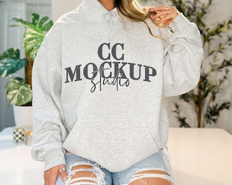 Maqueta de sudadera con capucha Ash Gildan 18500 / Sudadera con capucha gris ceniza G185 / Sudadera gris de modelo real para mujer / Maqueta de sudadera con capucha Ash gris neutro y acogedora para un estilo de vida