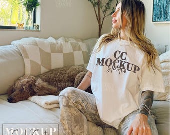 Mockup di camicia bianca Comfort Colors 1717 con cane, maglietta neutra oversize per marchi di animali domestici, modello reale di camicia bianca Boho Lifestyle Tee Mockup