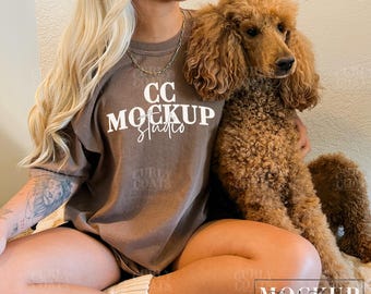 Maqueta de camiseta Comfort Colors 1717 color espresso con perro, maqueta de camiseta marrón extragrande, camiseta bohemia neutra para marcas de mascotas, modelo real, maqueta de perro