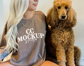 Maqueta de camiseta color espresso Comfort Colors 1717 con perro, maqueta de camiseta marrón extragrande, camiseta bohemia neutra para marcas de mascotas, maqueta de mascota de modelo real