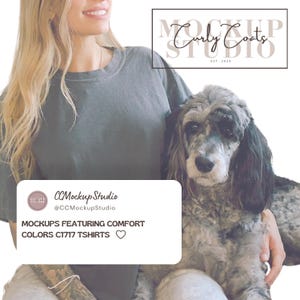 Puede incluir: Una mujer con una camiseta gris sostiene un perro gris y blanco. El texto "CCMockupStudio @CCMockupStudio MOCKUPS FEATURING COMFORT COLORS C1717 TSHIRTS ❤️" est&aacute; en un rect&aacute;ngulo blanco. El texto "Mockup Curly Coats Studio EST. 2024" est&aacute; en un rect&aacute;ngulo con un fondo marr&oacute;n claro.
