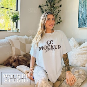 Comfort Colors 1717 Chambray Shirt Mockup, übergroßes hellblaues T-Shirt Mockup mit Hund, Boho Cozy Style für Pet Brands, Real Model Mockups