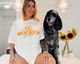 Mockup di Comfort Colors con cane / CC1717 Maglietta bianca su modella femminile con scarabocchio / Mockup di maglietta con cane Persona reale / Foto di mockup di animale domestico e proprietario
