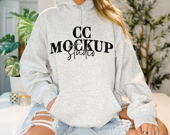 Maqueta de sudadera con capucha Gildan 18500 Ash para mujer / Sudadera G185 gris ceniza / Maqueta de sudadera con capucha Lifestyle de modelo real / Maqueta de sudadera con capucha Cozy gris claro