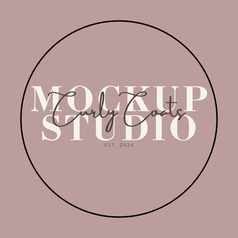 Puede incluir: Un logotipo blanco con el texto "MOCKUP STUDIO" en una fuente en negrita sin serif. Las palabras "Curly Coats" est&aacute;n escritas en cursiva sobre la palabra "STUDIO". El logotipo est&aacute; sobre un fondo rosa claro y est&aacute; rodeado por un c&iacute;rculo negro. El texto "EST. 2024" est&aacute; escrito debajo del logotipo.