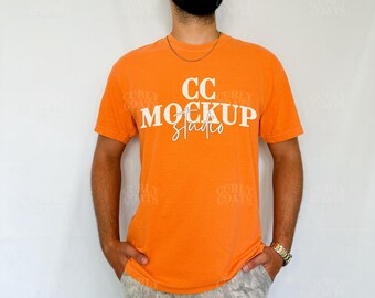 C1717 Gebranntes Orange Komfort Farben Mockup | Echtes Modell Mockup | Gemütliches Herbst Shirt Mock-up | Trendy Earth Tone T-Shirt | CC1717 Gebranntes Orange Mockup