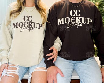 Mockup de moletom Gildan 18000 nas cores areia e chocolate escuro | Mockup de moletom natalino para casal | Moletons da moda para as festas de fim de ano (G180) | Foto de modelo real