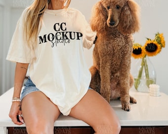 Mockup di Ivory Comfort Colors 1717 con cane / Maglietta beige modello femminile reale con cane / Mockup di maglietta per cani CC1717 / Mockup di maglietta per animali domestici e proprietari