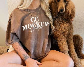 Maqueta de camiseta Comfort Colors 1717 color espresso con perro, maqueta de camiseta marrón extragrande, camiseta bohemia neutra para marcas de mascotas, modelo real, maqueta de perro