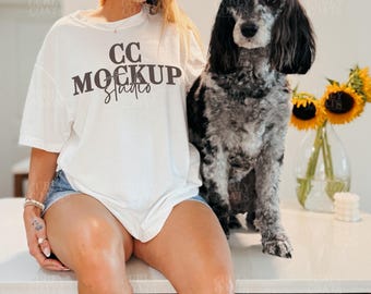 Comfort Colors 1717 Mockup di camicia bianca con cane / CC1717 Lifestyle Modella femminile / Mockup di camicia bianca con animale domestico / Foto di mockup di maglietta con cane