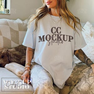 Comfort Colors 1717 Chambray Shirt Mockup, übergroßes hellblaues T-Shirt Mockup mit Hund, Boho Cozy Style für Pet Brands, Real Model Mockups