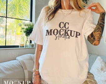 Mockup di camicia bianca Comfort Colors 1717 con cane, maglietta neutra oversize per marchi di animali domestici, modello reale di camicia bianca Boho Lifestyle Tee Mockup