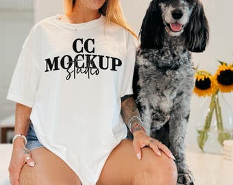 Mockup di White Comfort Colors 1717 con cane / Maglietta Lifestyle modello reale con cane / Mockup di maglietta da donna CC1717 / Mockup di maglietta per cani con scarabocchio